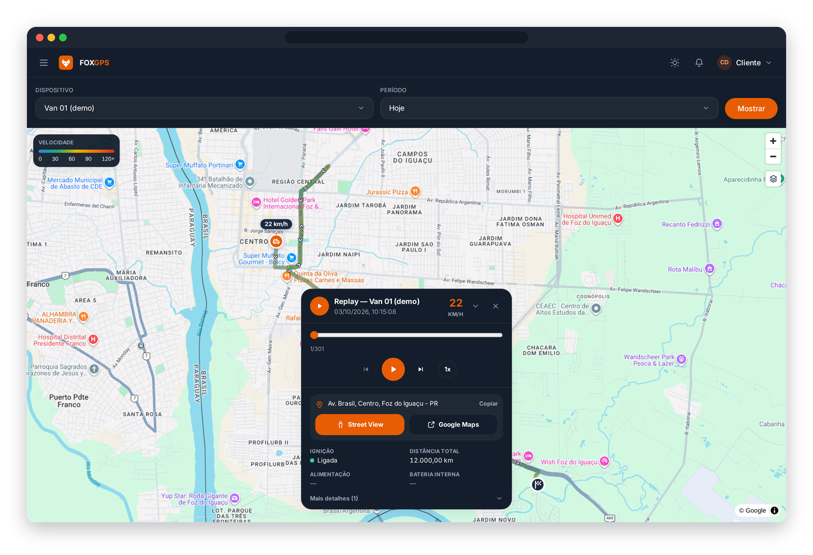 Painel web do FoxGPS em tema escuro: replay do trajeto da Van 01 (demo) no mapa de Foz do Iguaçu, com velocidade de 22 km/h, endereço atual e controles de reprodução